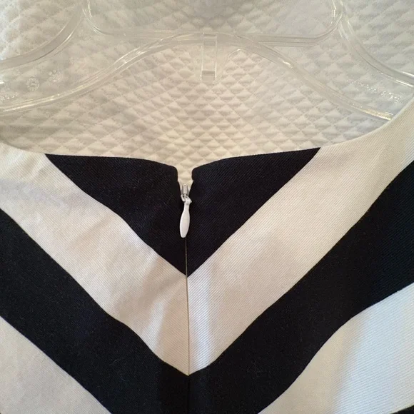 LOFT Black and White Chevron Mini Dress size 2 - Picture 4 of 7